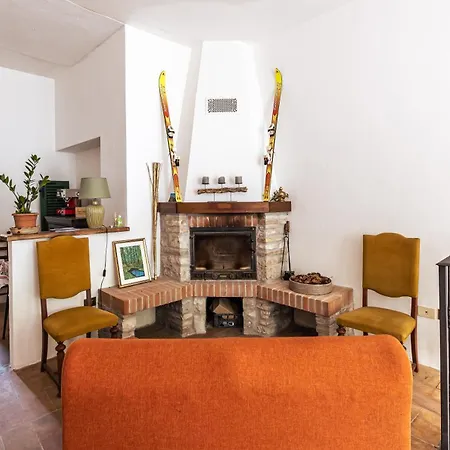 Casa Lola Nel Centro Storico Di Bolognola Prázdninový dům Pintura di Bolognola