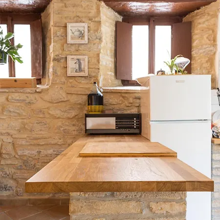 Casa Lola Nel Centro Storico Di Bolognola Prázdninový dům Pintura di Bolognola
